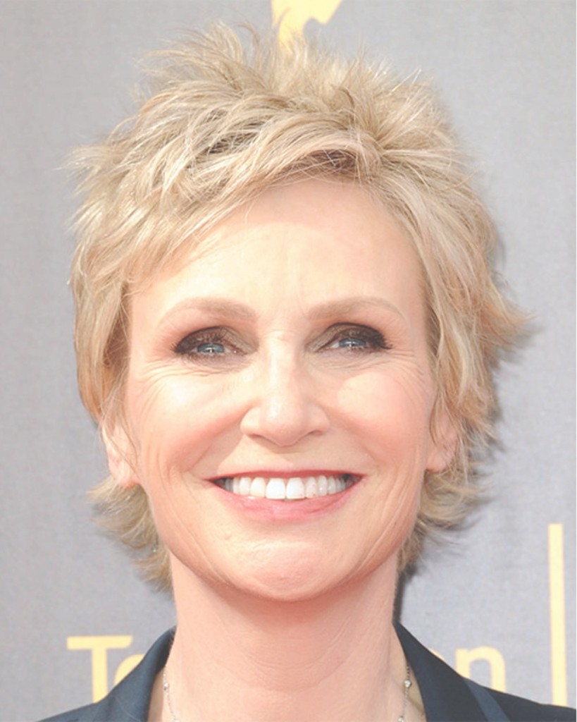 30 Classy and Simple Short Hairstyles for Older Women