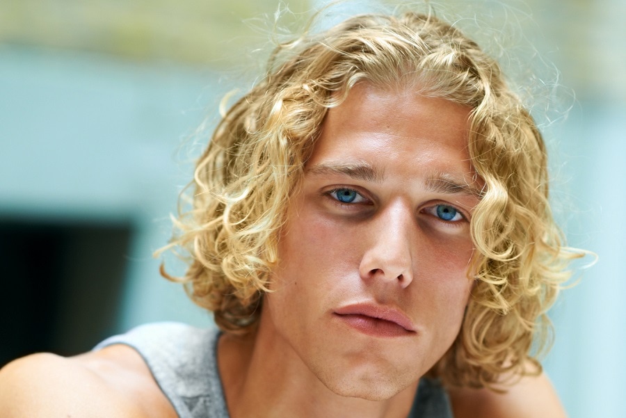 curly blonde hairstyle for men