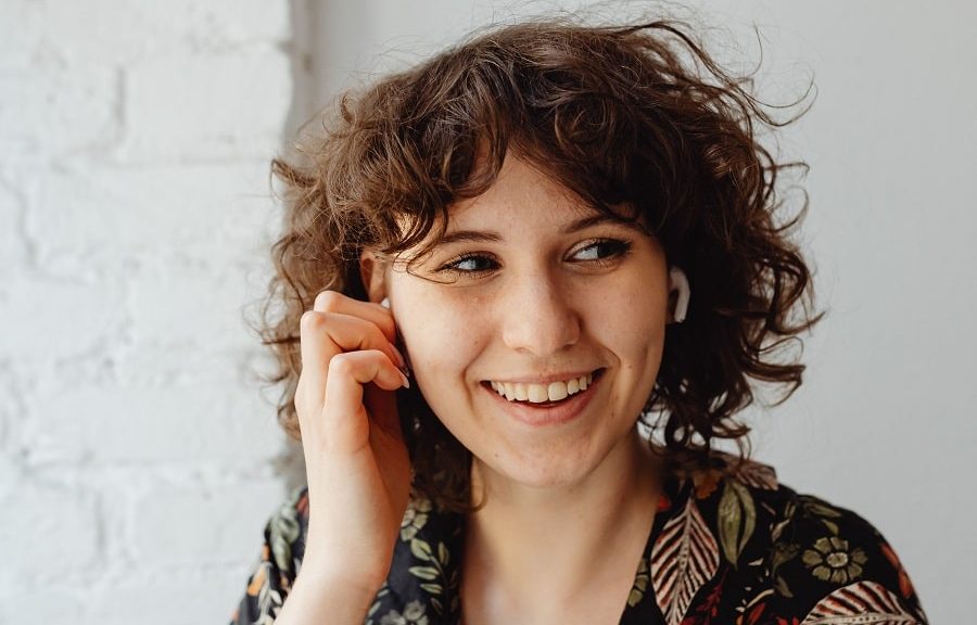  curly short choppy hairstyle