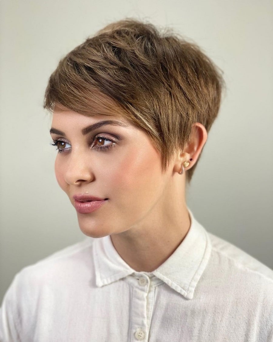 short tomboy hairstyle with side swept hair