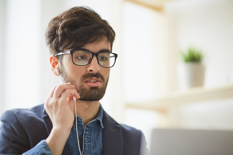 thick hairstyles for men with glasses