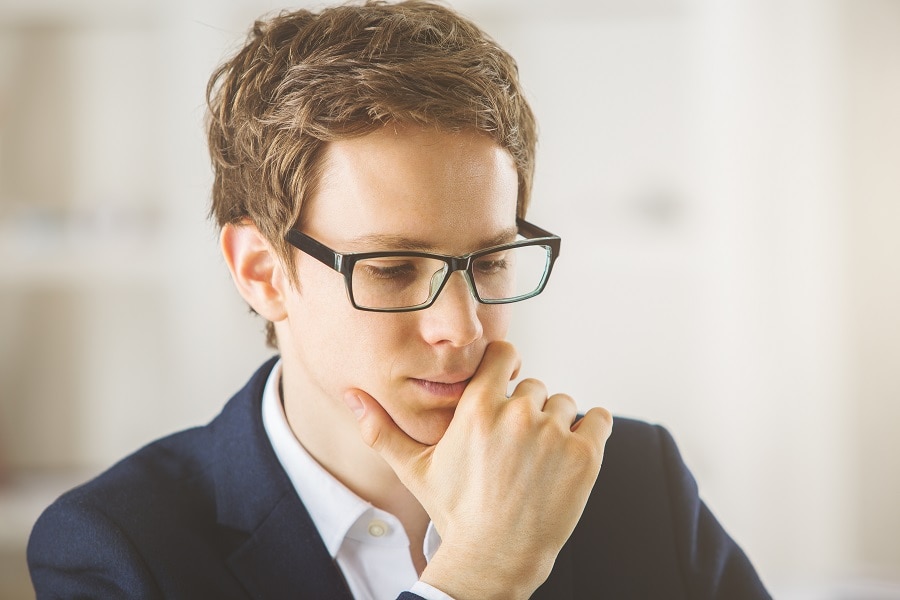 messy hairstyles for men with glasses