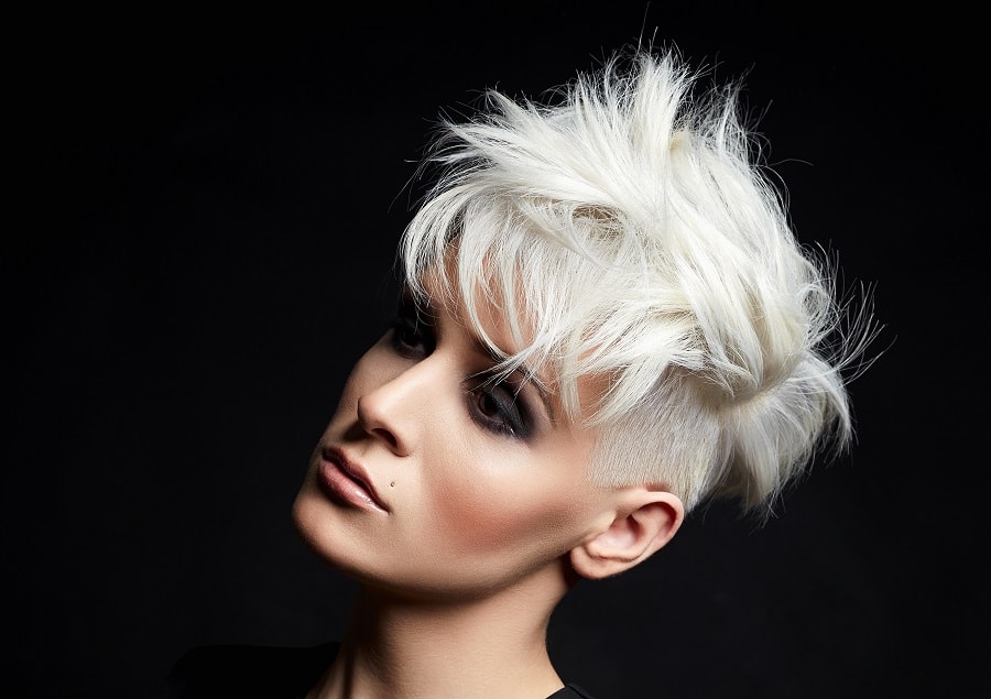 messy tapered short blonde hair