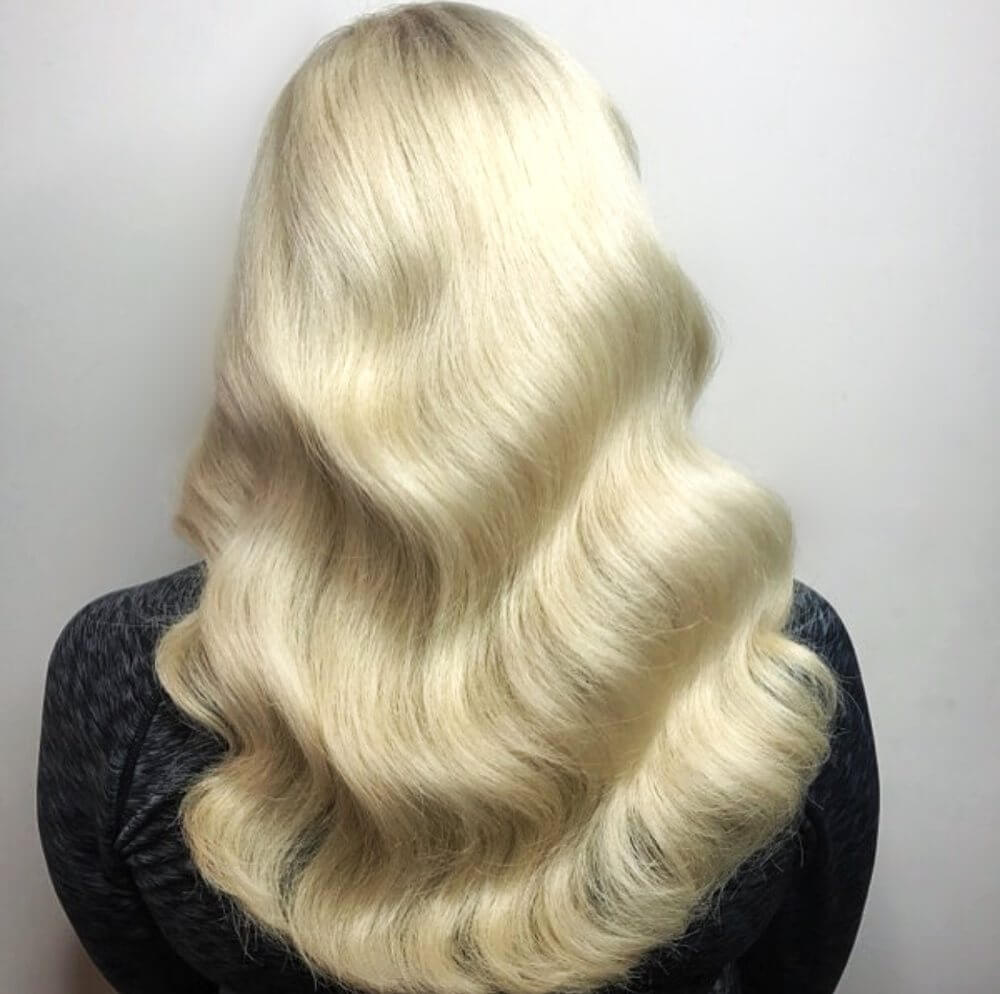 Blonde Medium Wavy Hairstyle