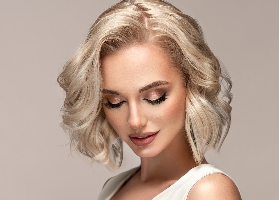 short wavy blonde bob with side part