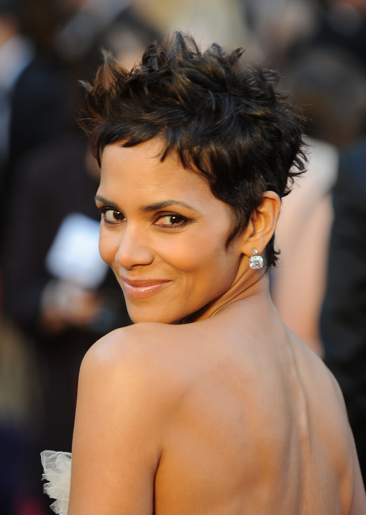 28 Amazing Halle Berry Hairstyles and Haircuts Inspirations