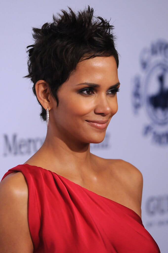 28 Amazing Halle Berry Hairstyles and Haircuts Inspirations