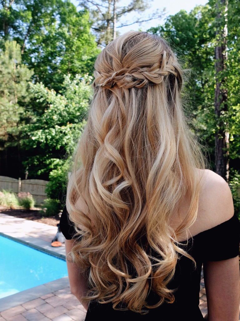 20 Attractive Curly Hairstyles for Prom