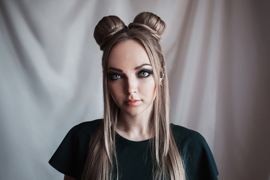  grunge hairstyle with space buns