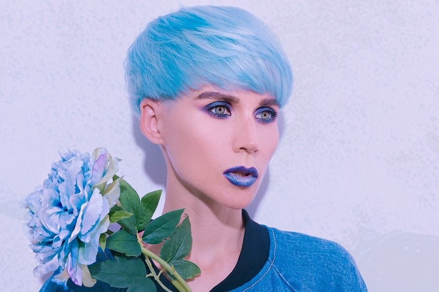  grunge hairstyle with light blue short hair