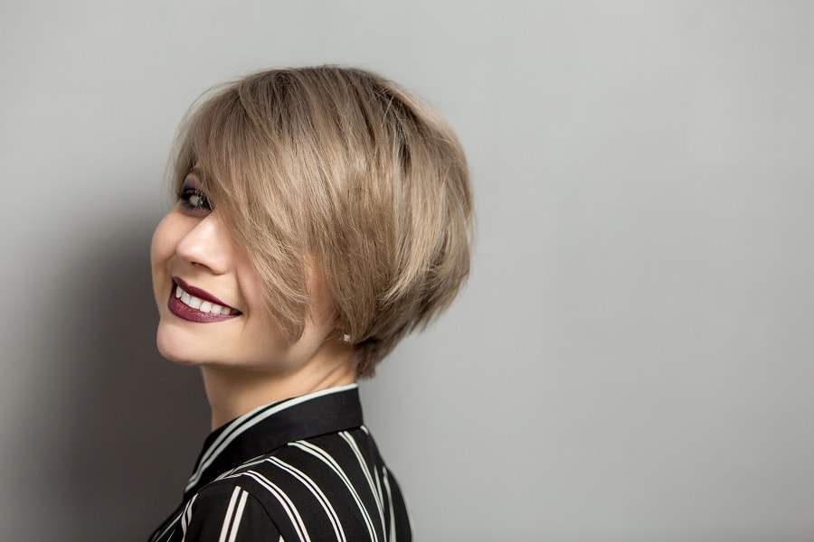 sandy brown pixie bob cut