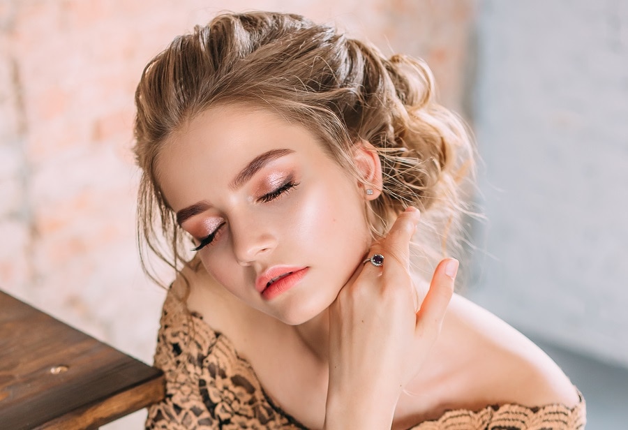 chignon désordonné aux cheveux bruns sablonneux
