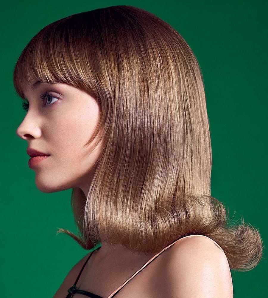 cheveux bruns sableux de longueur moyenne