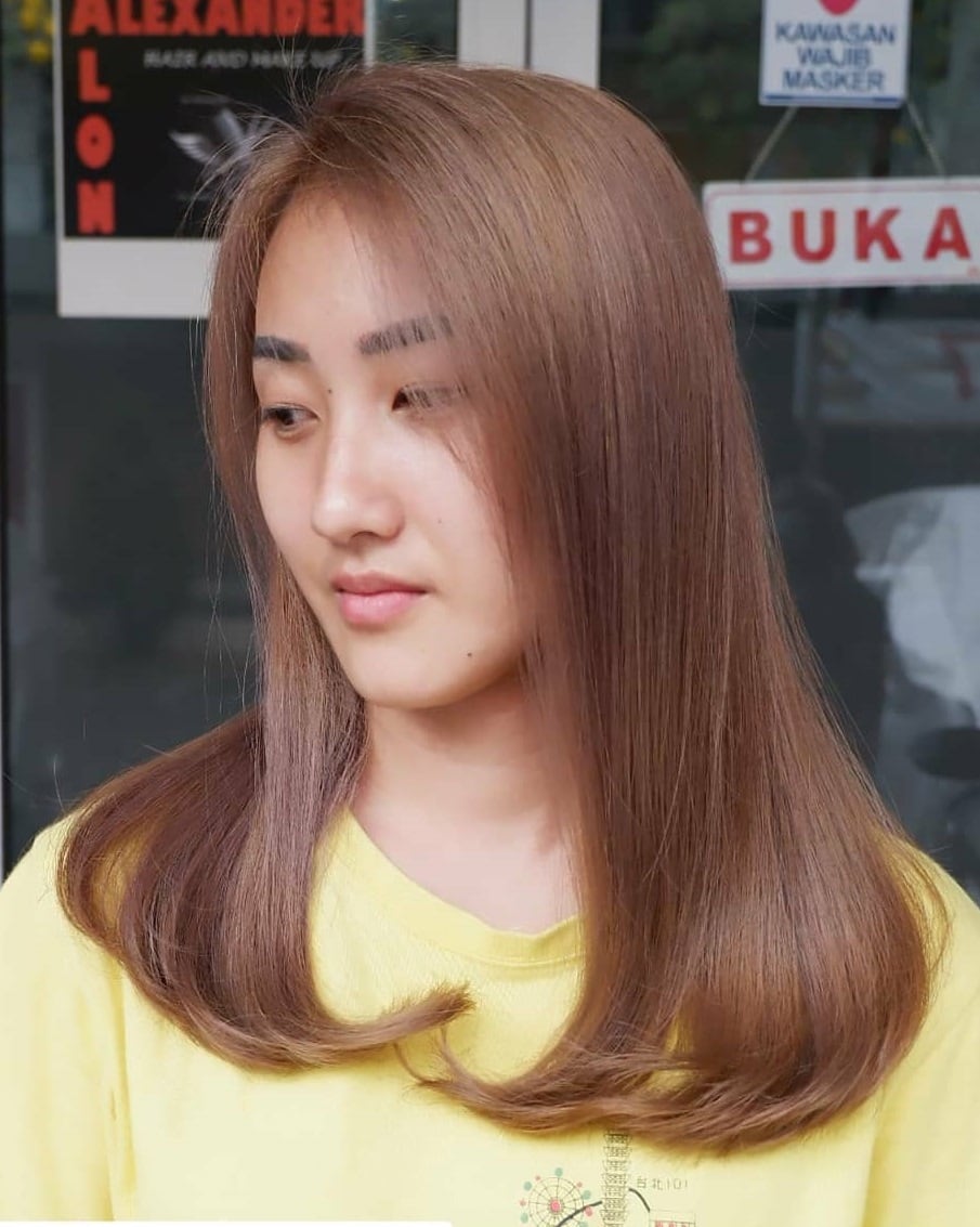 Fille asiatique aux cheveux bruns sablonneux droits