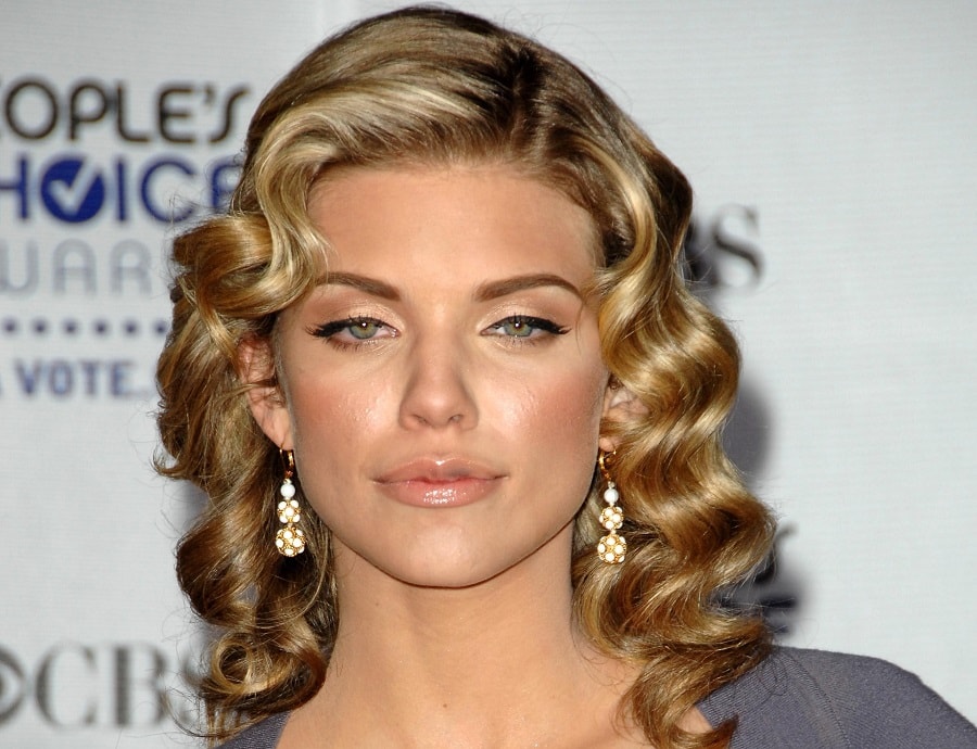 blonde actress AnnaLynne McCord with curly hair