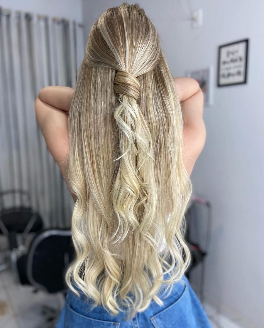 champagne blonde hair with highlights