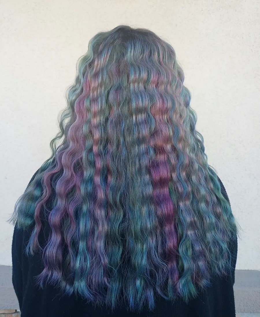 curly crimped hairstyle with blue and purple highlights