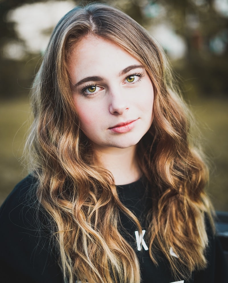 dark blonde hair for green eyed women