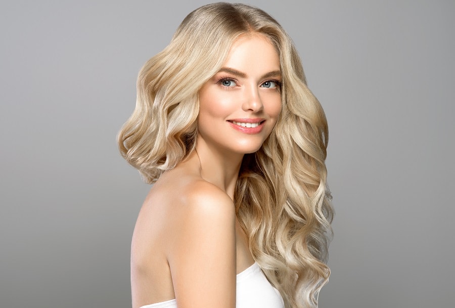 wavy champagne blonde hair