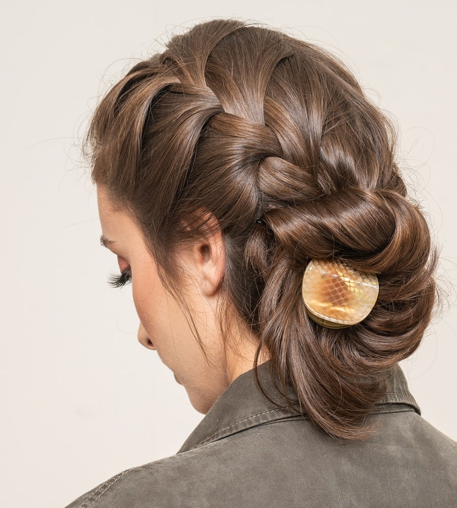 claw clip hairstyle for thick hair