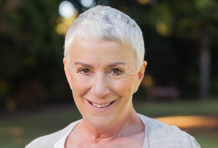 crop short white hairstyle for women over 60