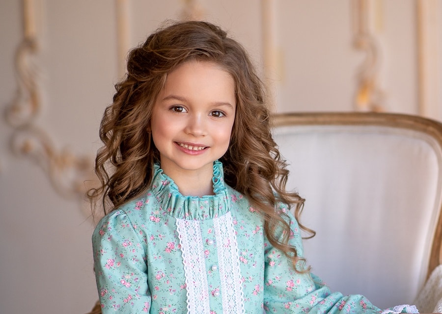 flower girl hairstyle for curly hair