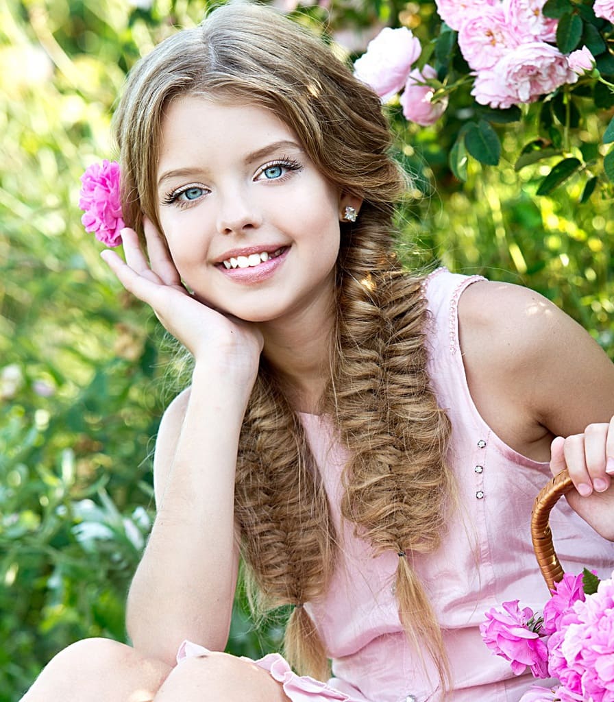 flower girl hairstyle with fishtail braid