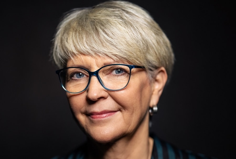 short beige blonde hairstyle for over 70 with glasses