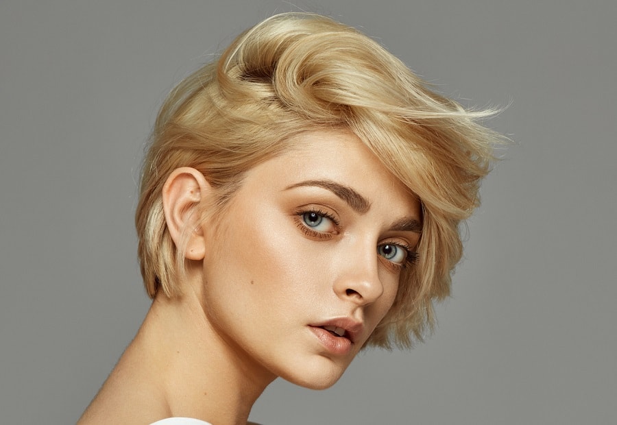 short blonde hairstyle without bangs