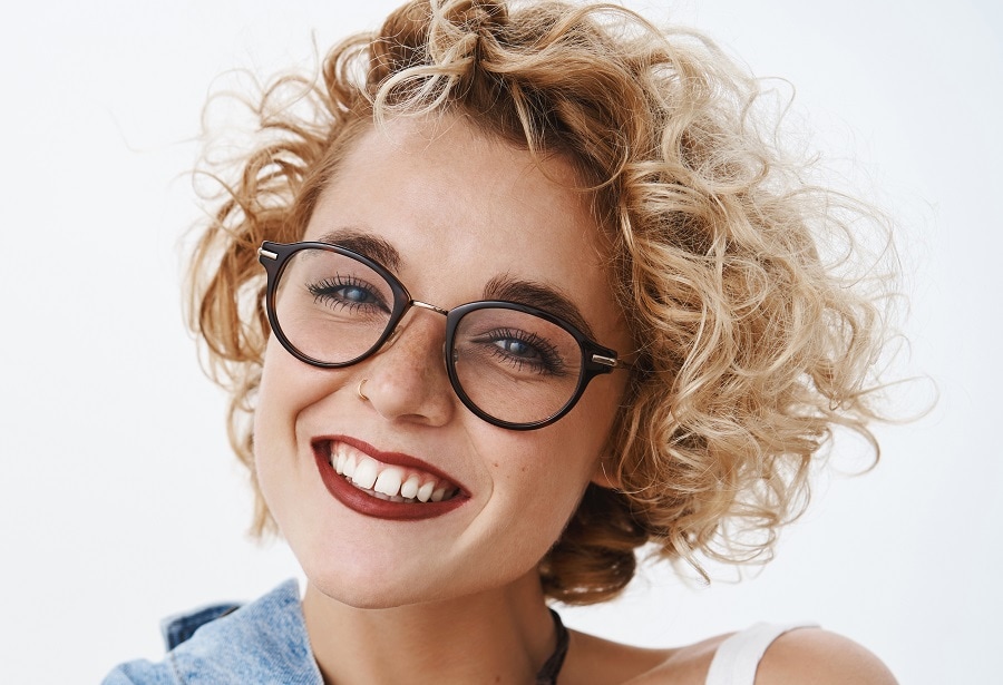short curly blonde hairstyle without bangs