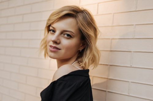 25 Flattering Short Hairstyles Without Bangs for Women