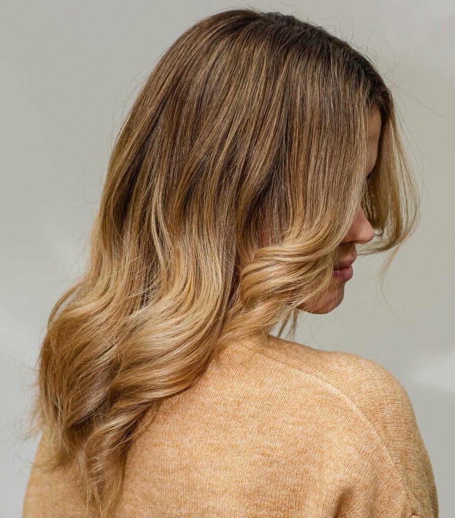 wavy caramel blonde ombre hair