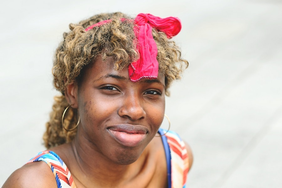 curly ponytail with blonde bangs for black women