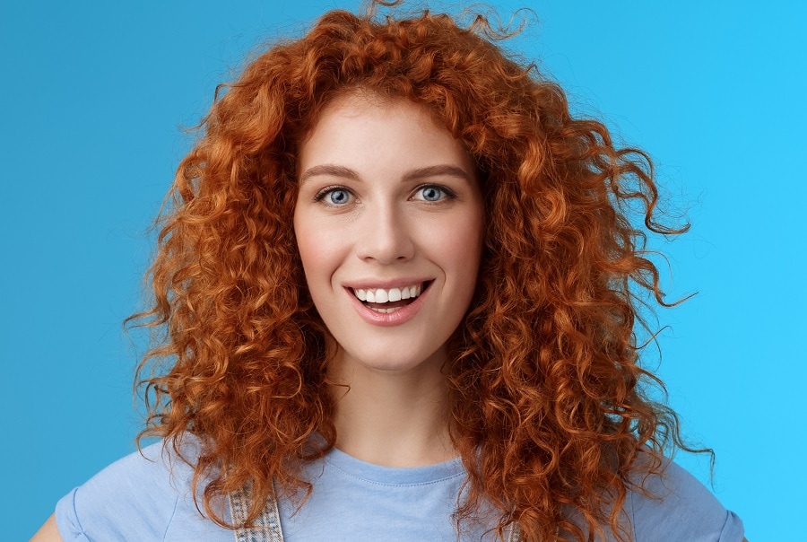 red curly hairstyle for beach