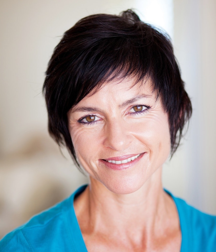 short hairstyle for women over 40