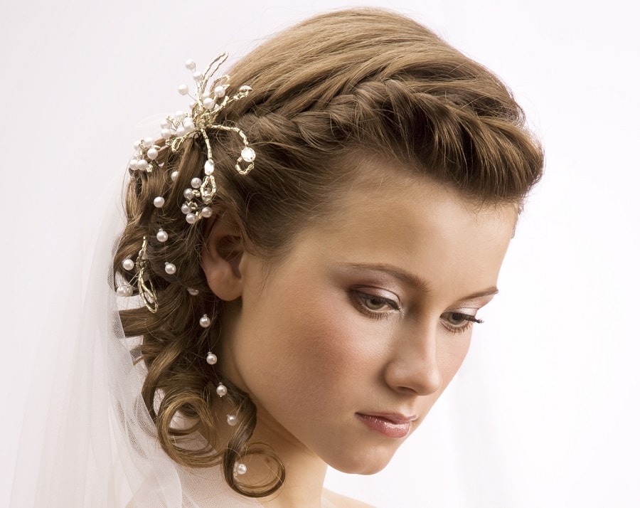 wedding hairstyle with medium curly hair