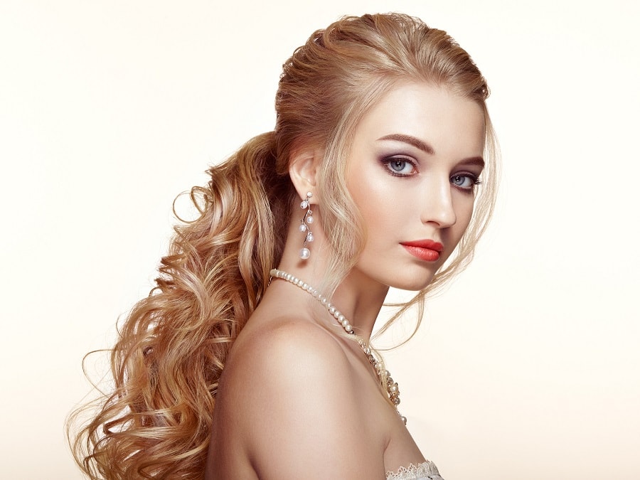 curly ponytail for blonde hair