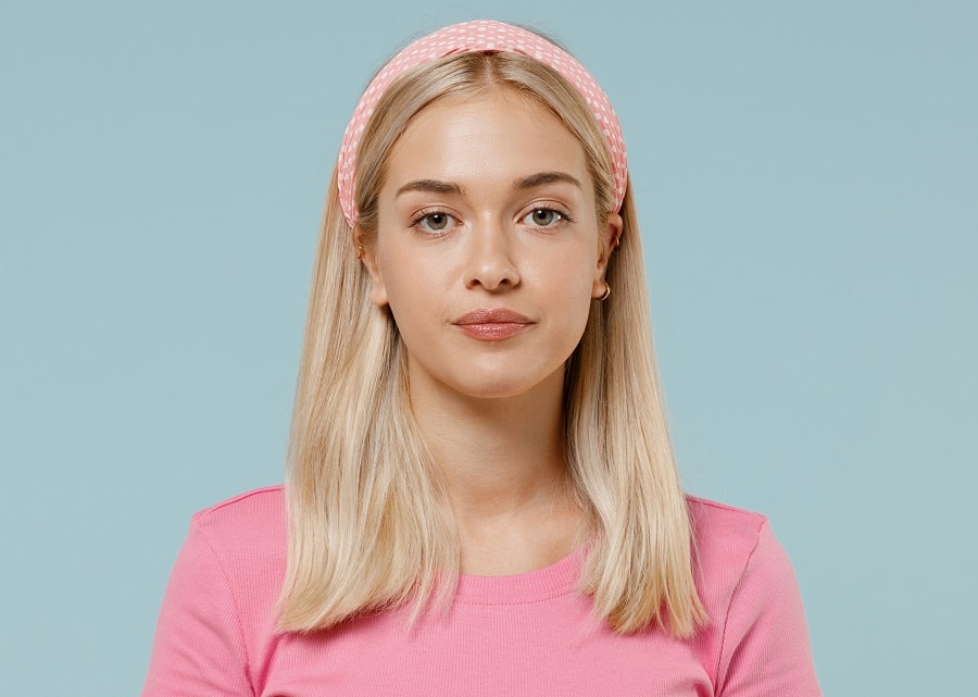middle part hairstyle with headband