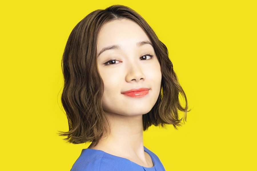 middle part wavy bob for Asian women