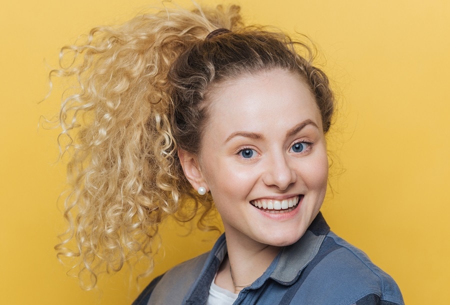 ponytail with curly blonde ombre hair