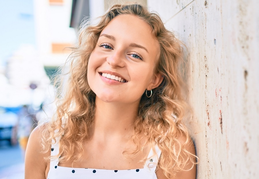 curly champange blonde hairstyle with thin hair