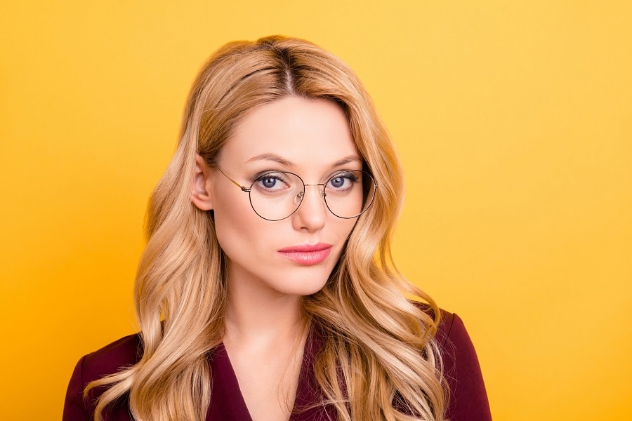 honey blonde hairstyle for women with glasses