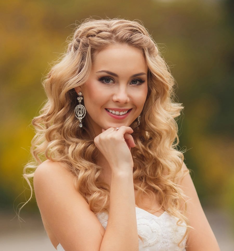 beach wedding hairstyle for blonde hair