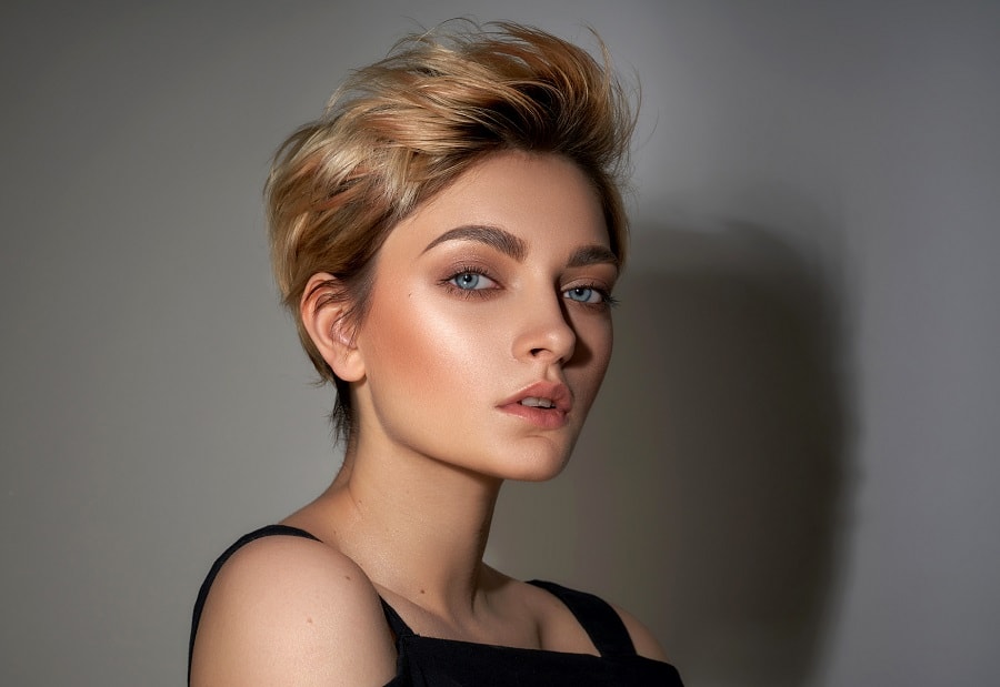 pixie cut with caramel highlights