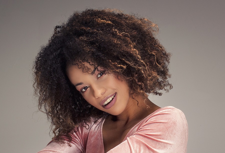 4C curly hair with pintura highlights