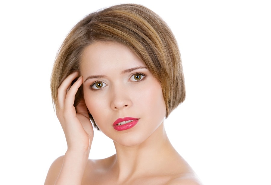 light brown bob with caramel highlights