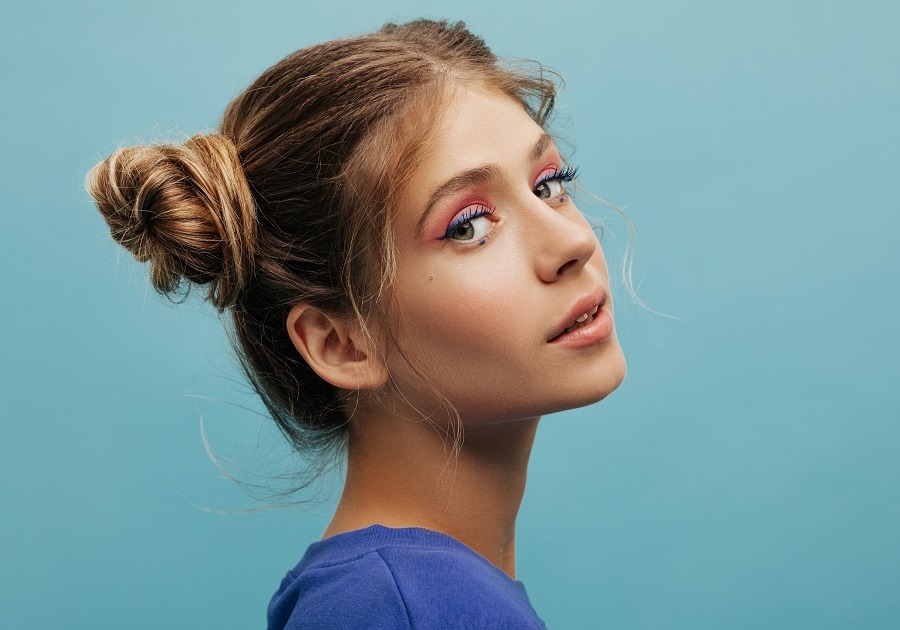 space buns for light brown hair with highlights