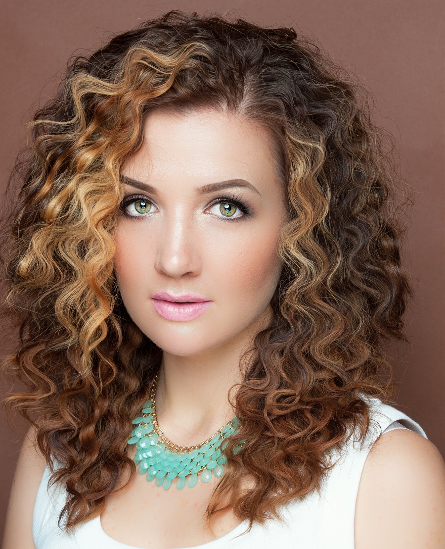 thick curly brown hair pintura highlights