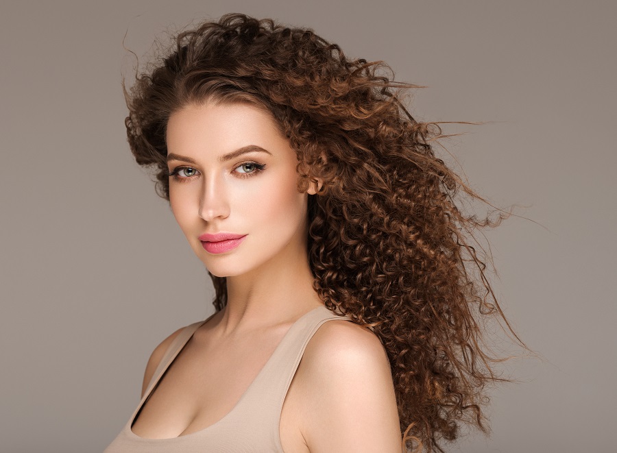 thick curly hair with pintura highlights