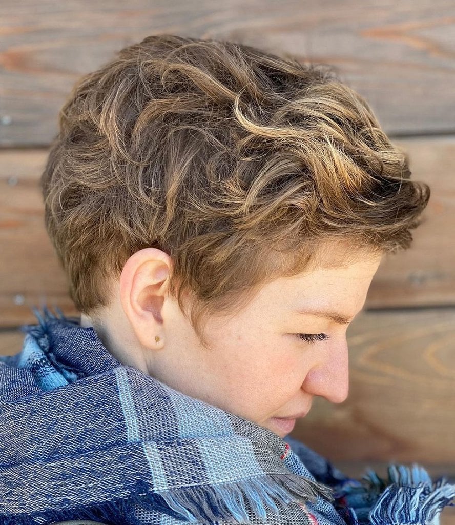 wavy pixie with highlights